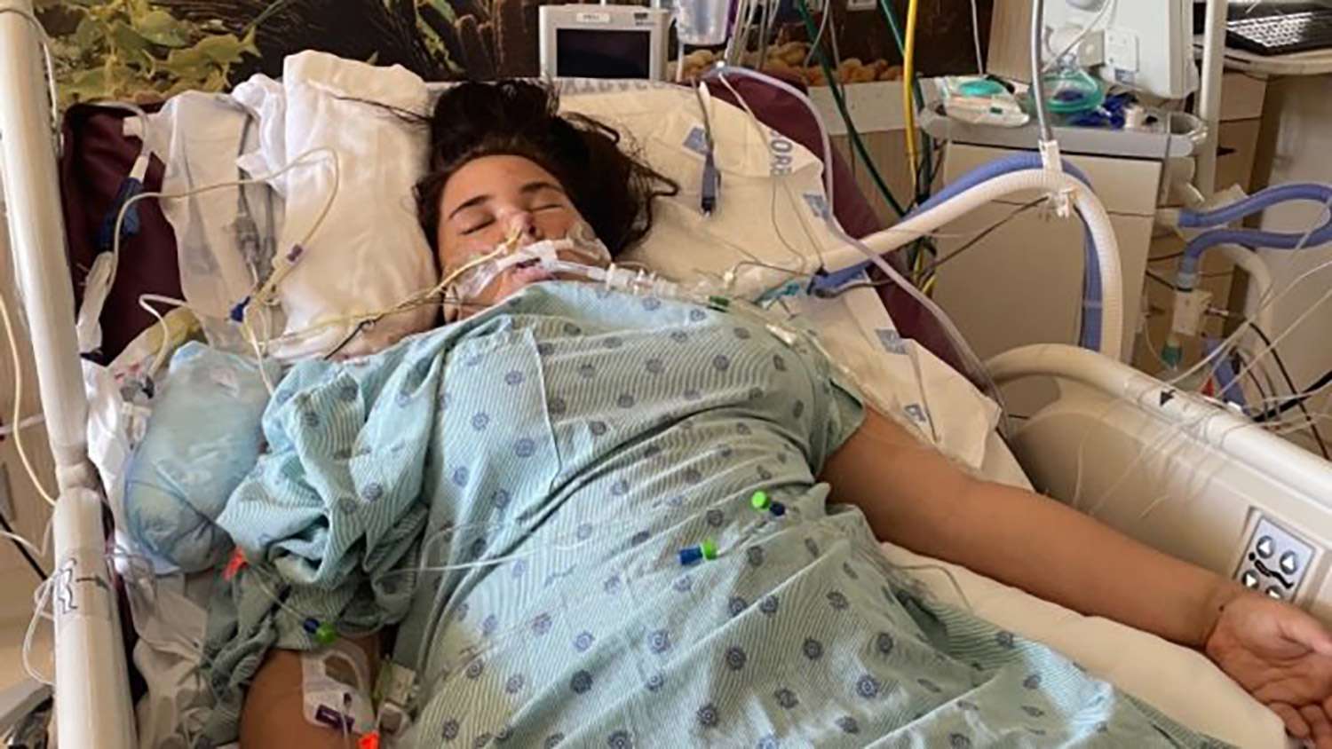 Mom Lives in Daughter's ICU Hospital Room as Teen Battles COVID: 'I'm Not Going Anywhere' - Yahoo Entertainment