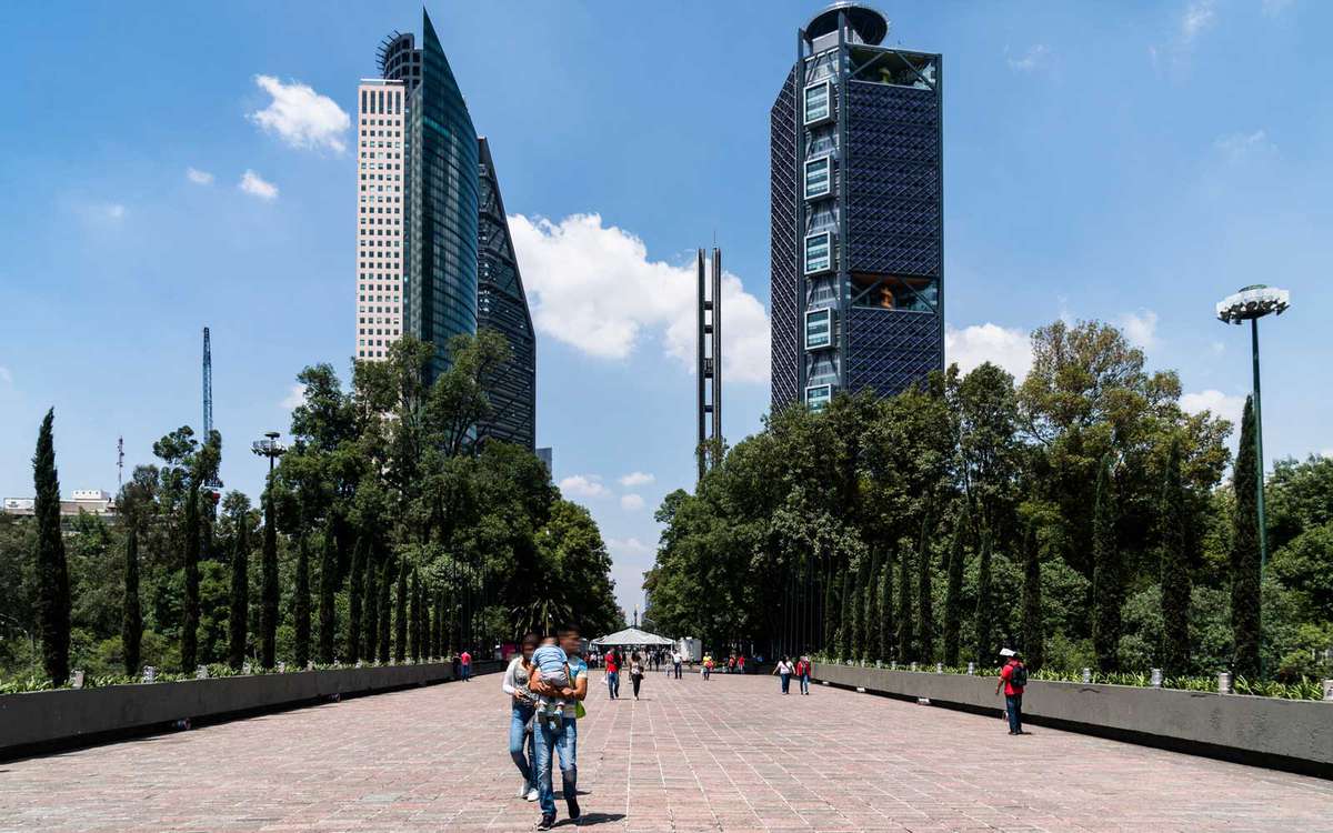 Guardando il Paseo de la Reforma Mexico City CDMX Mexico D.F.