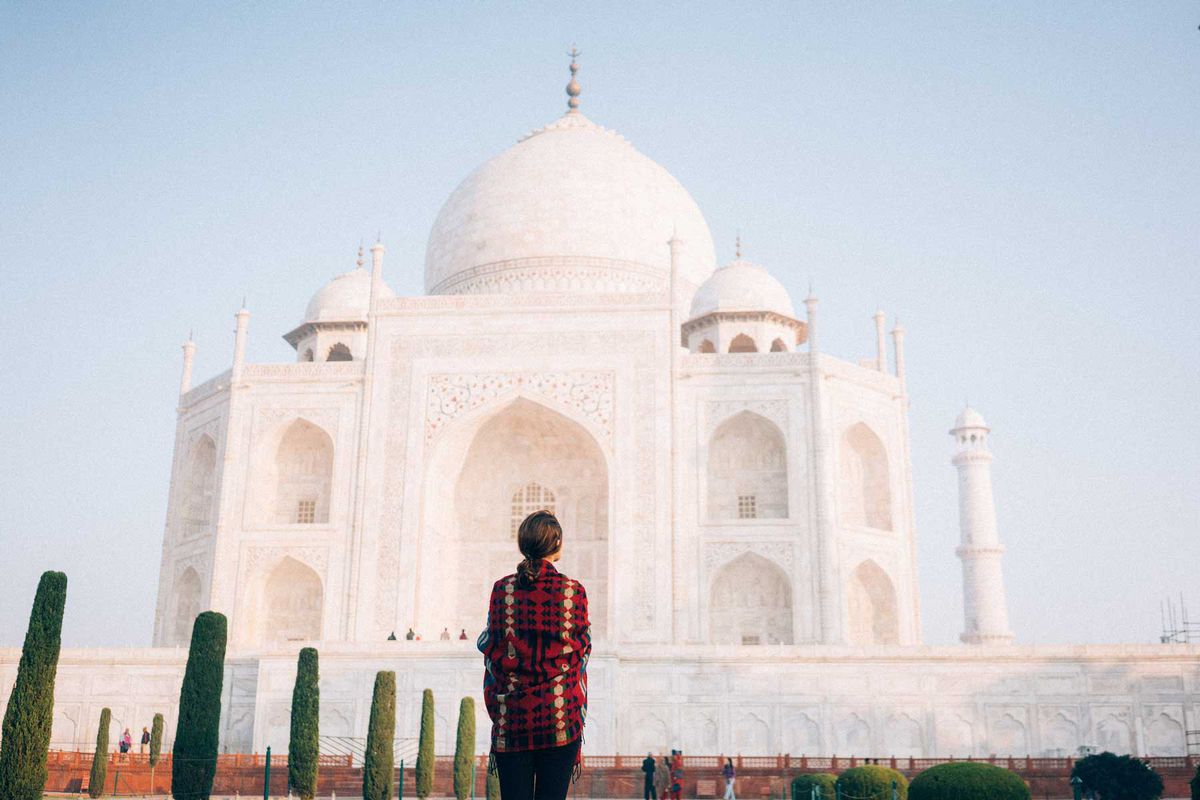 Donna vicino al Taj Mahal