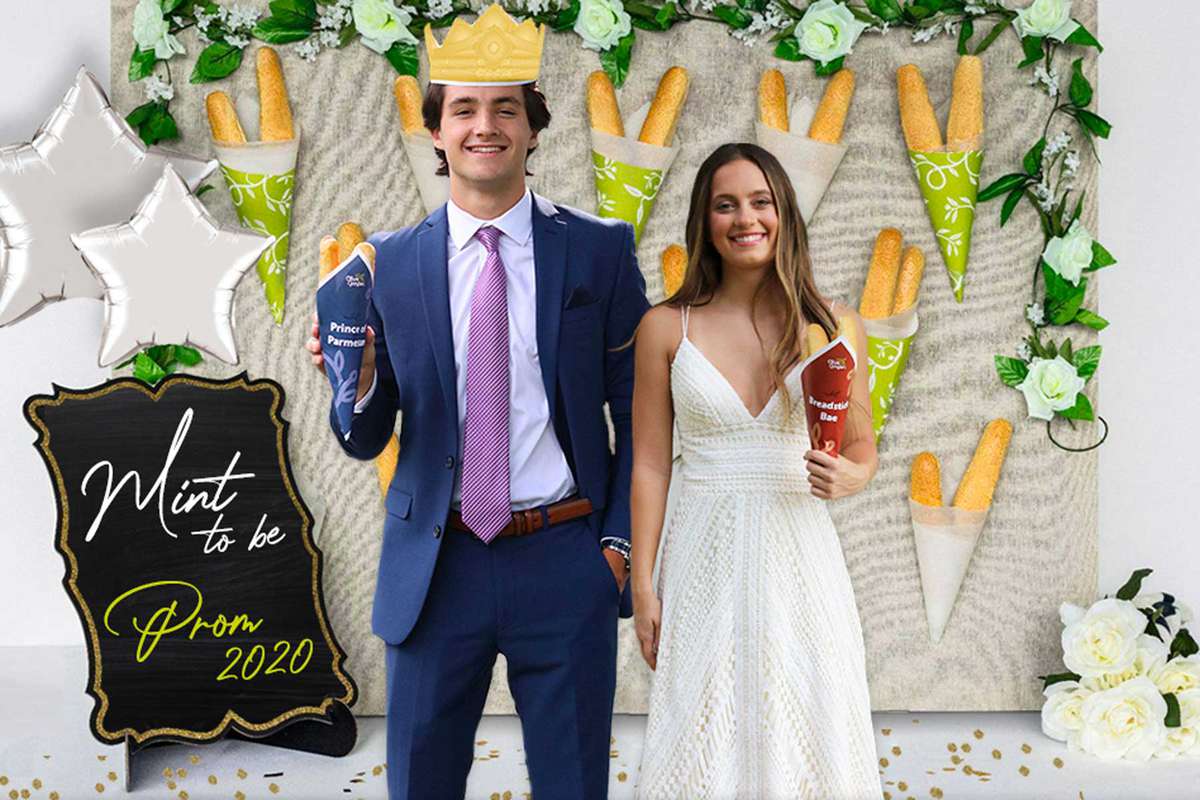 Olive Garden Is Making Hilarious Prom Photos For Seniors Who Don T