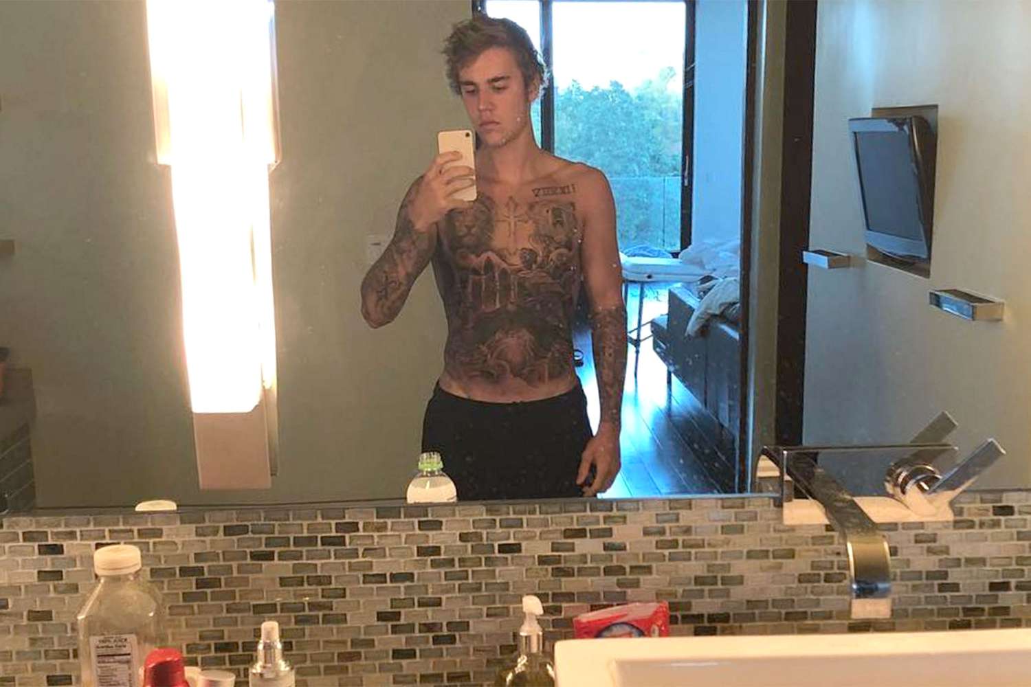 Justin Bieber Has a Massive New Torso Tattoo — See the Pic | PEOPLE.com