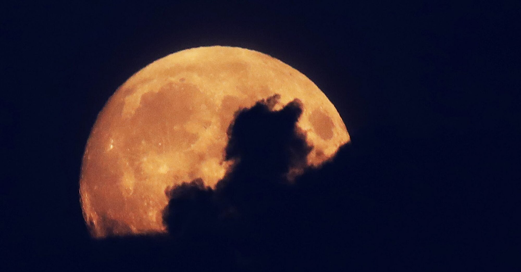 Солнечное затмение 8 апреля как влияет. Полнолунное затмение. Кровавая Луна 2022. Полнолуние затмение. Кровавая Луна из космоса.