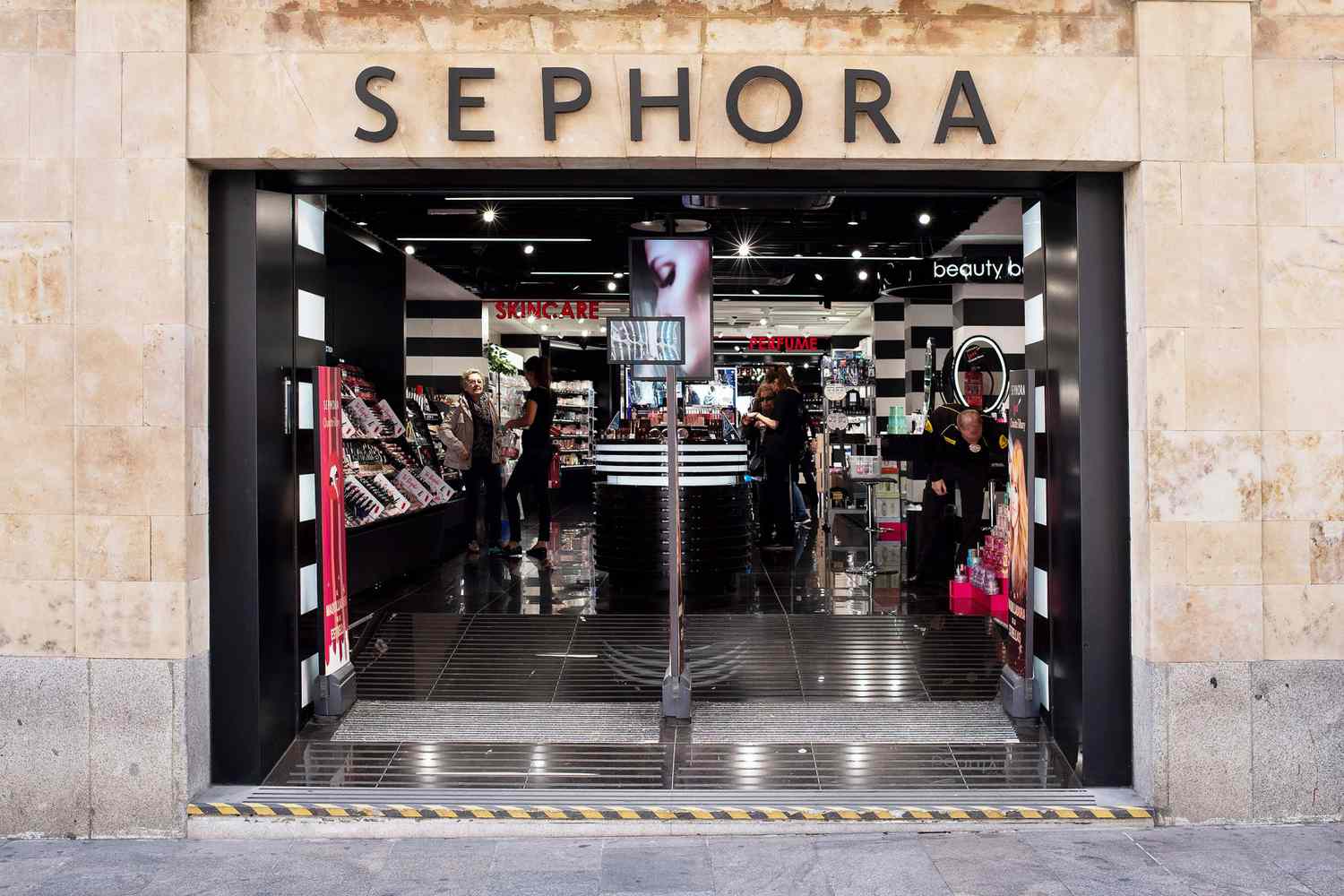 Sza Incident Causes Sephora To Close Stores People Com