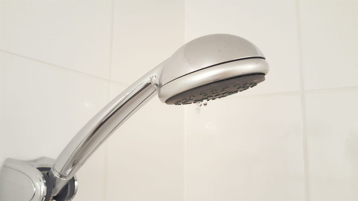 nærbillede af brusebad i badeværelse