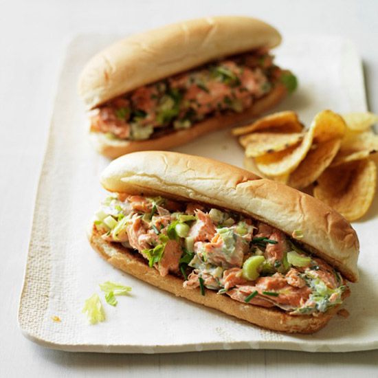 Lobster-Roll stílusú lazacos szendvicsek