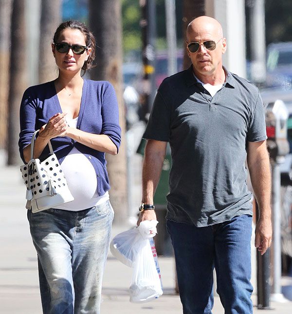 Bruce Willis le da la bienvenida a su hijita Evelyn Penn | People en ... Evelyn Penn Willis