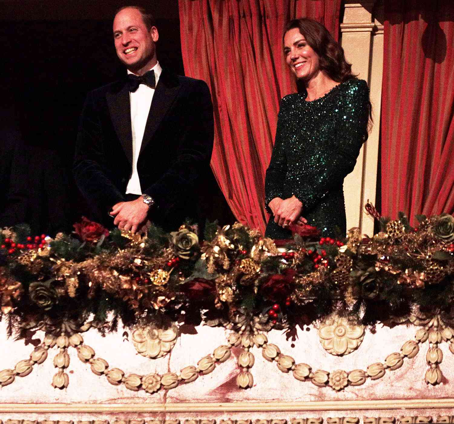 윌리엄 왕자와 케이트 미들턴 일요일 로얄 버라이어티 공연 방영을 앞두고 반짝반짝 빛나고 미소 짓다