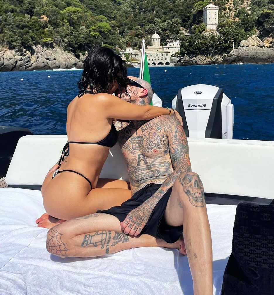 Kourtney Kardashian bacia Travis Barker in scatti bollenti del loro viaggio in Italia: 'That's Amore'