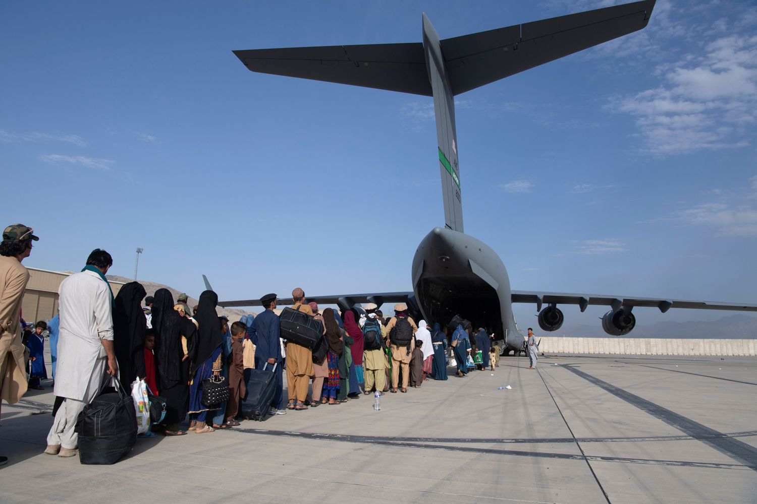 我们. Citizens and Afghans Warned to Leave Kabul Airport Over Serious Security Threat