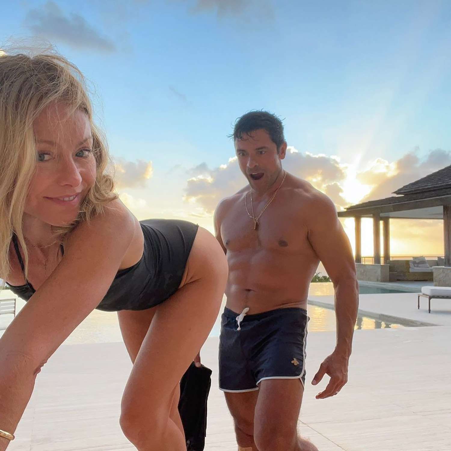 Kelly Ripa Gives Husband Mark Consuelos an Eyeful in Cheeky Instagram Post: 'The End Is in Sight' - Yahoo Entertainment