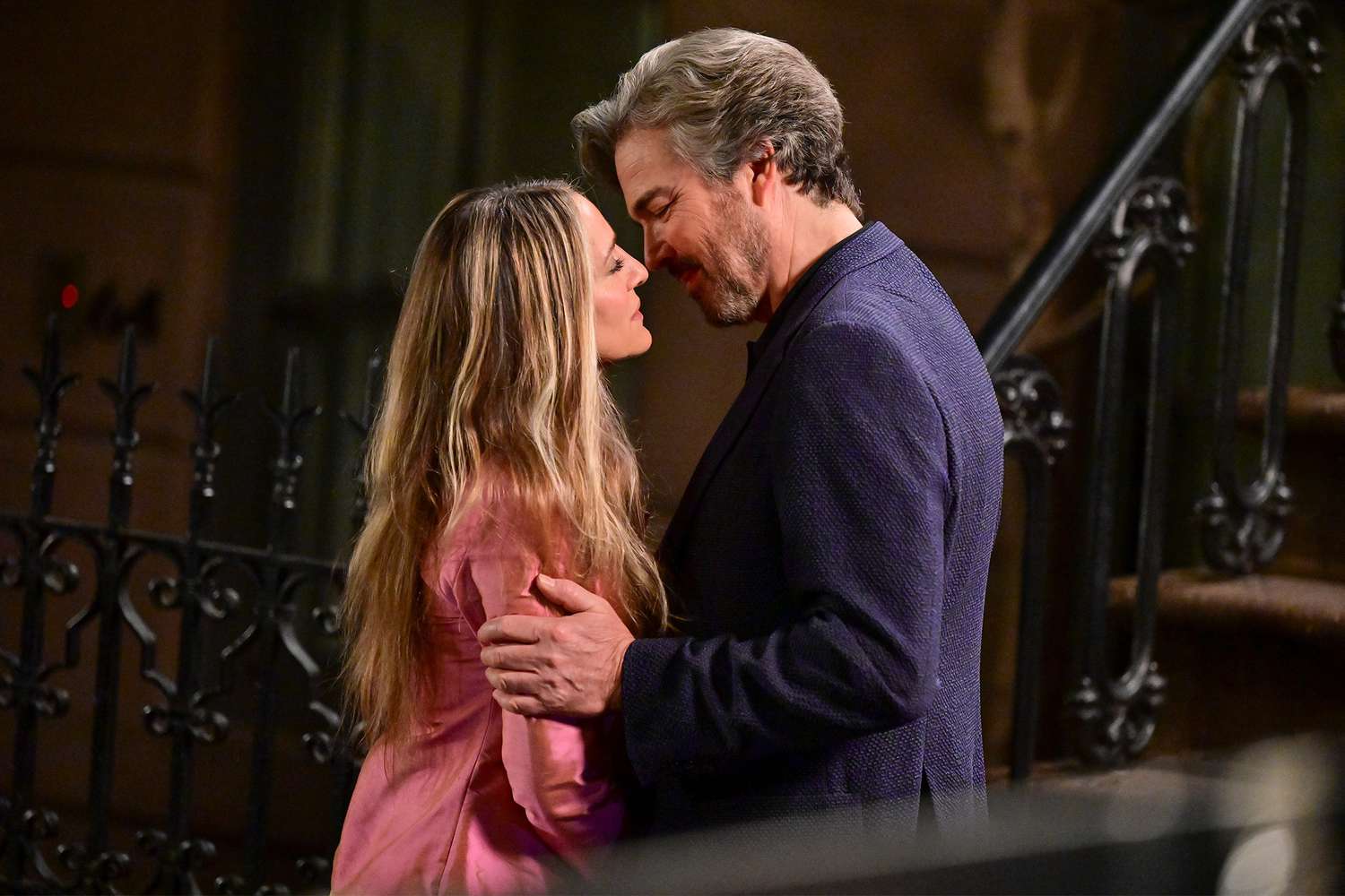 Sarah Jessica Parker gets cozy with Jon Tenney on And Just Like That | EW.com - Entertainment Weekly News