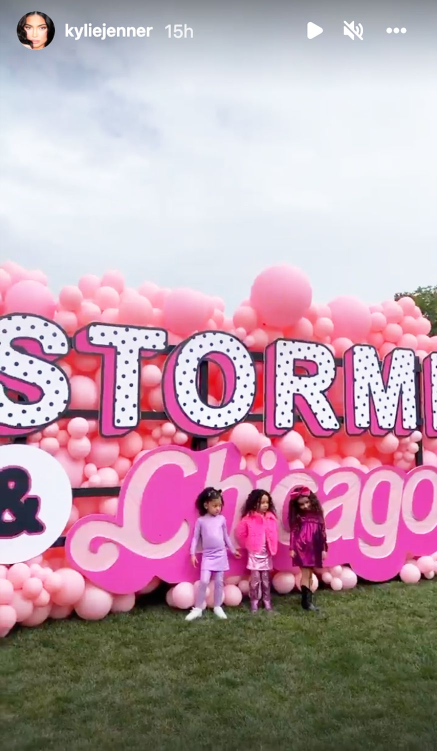 Kardashian-Jenner 家族がシカゴとストーミの共同 4 歳の誕生日パーティーを祝う — ピンクの写真を見る!