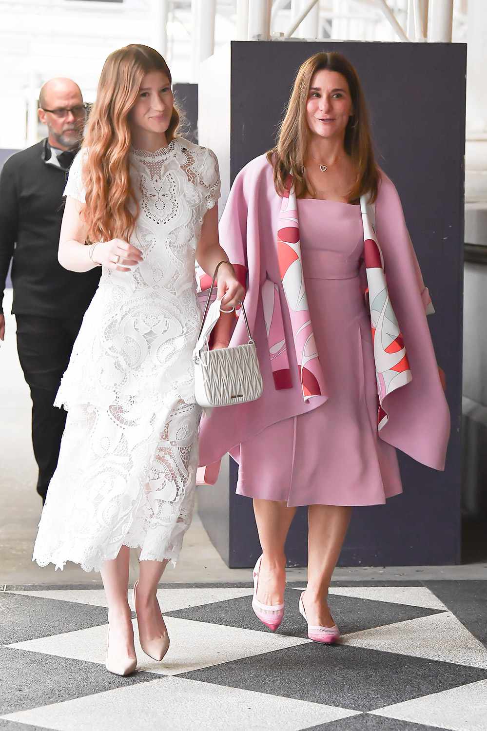 梅琳达·盖茨在纽约与女儿詹妮弗共度时光时微笑. 在婚礼周末之前