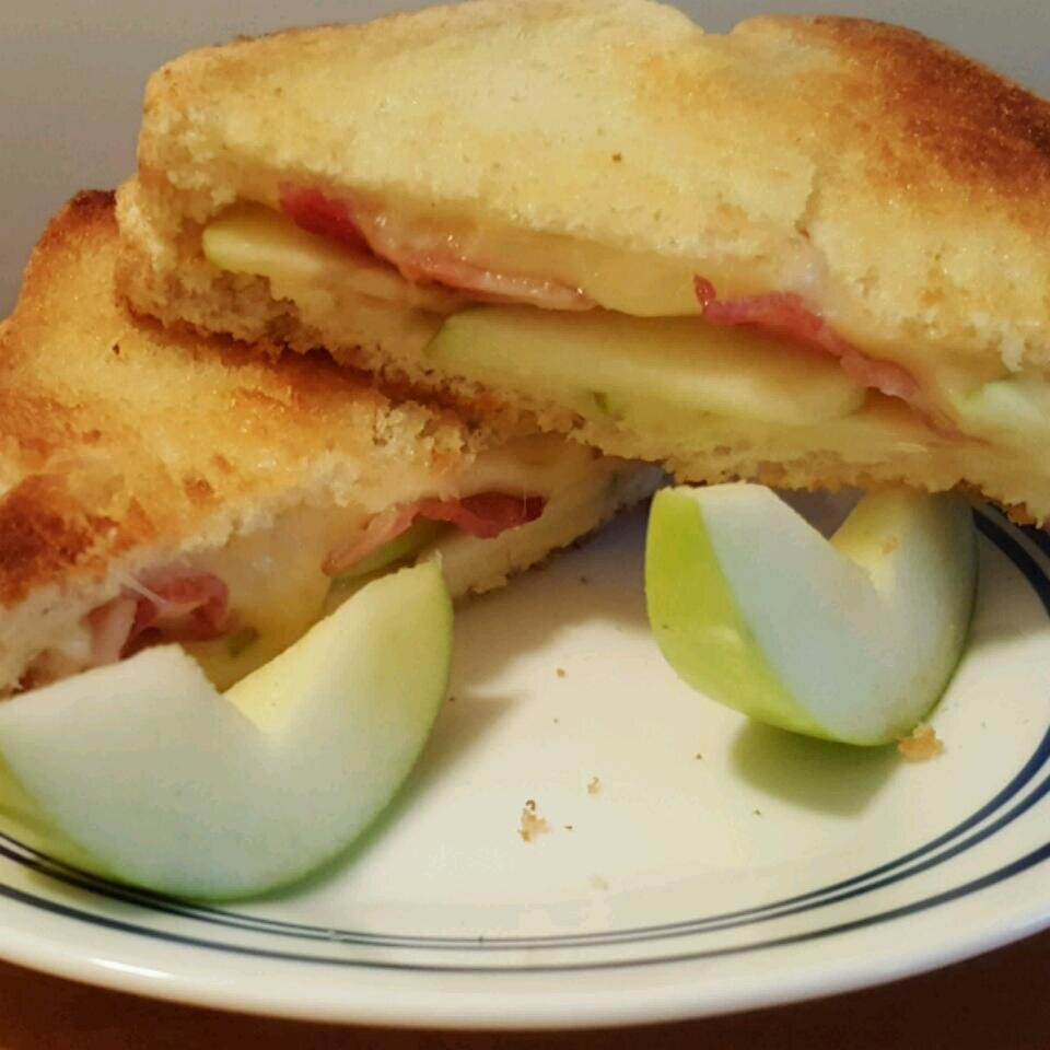 Grilled Apple and Swiss Cheese Sandwich 