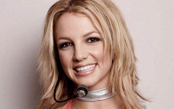 Remember In 2000 When Britney Spears Was Totally Obsessed With This One Accessory Hellogiggles