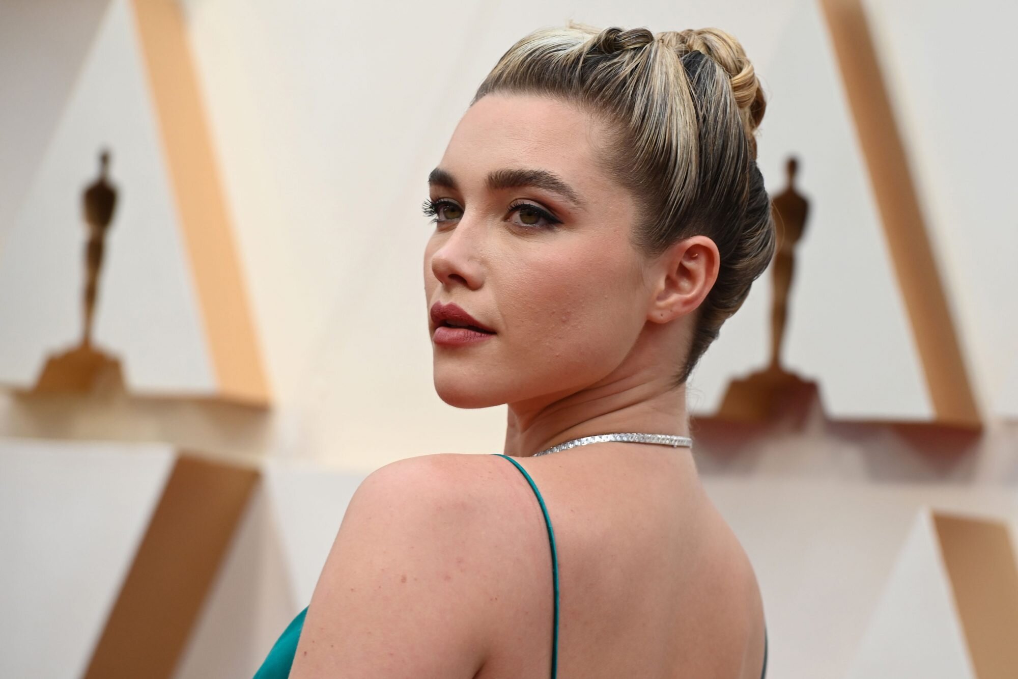 How To Get Florence Pugh S Knotted Updo From The 2020 Oscars Hellogiggles