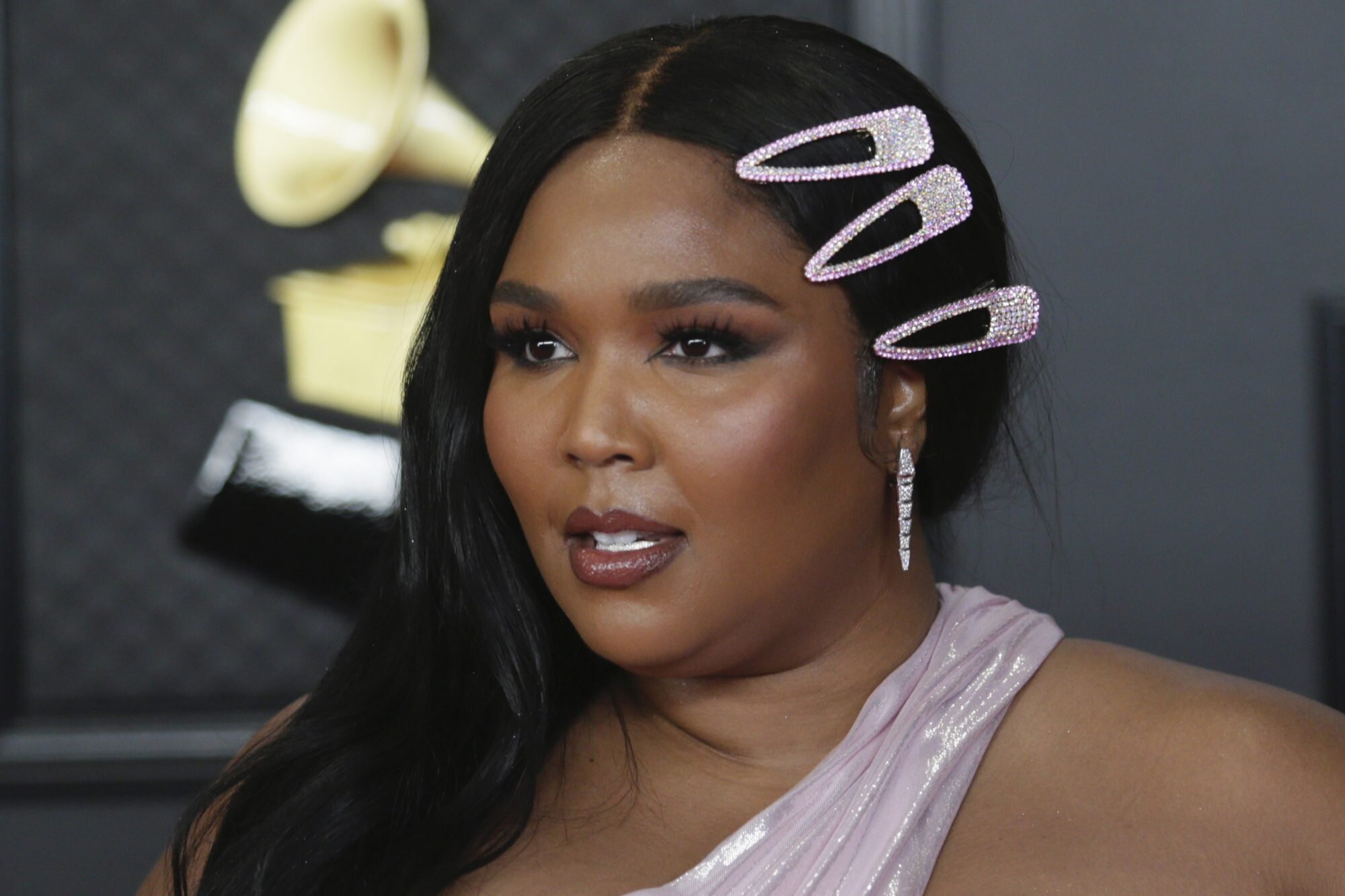 Lizzo Wore These 8 Drugstore Lashes For Her Flawless Grammys Look Hellogiggles