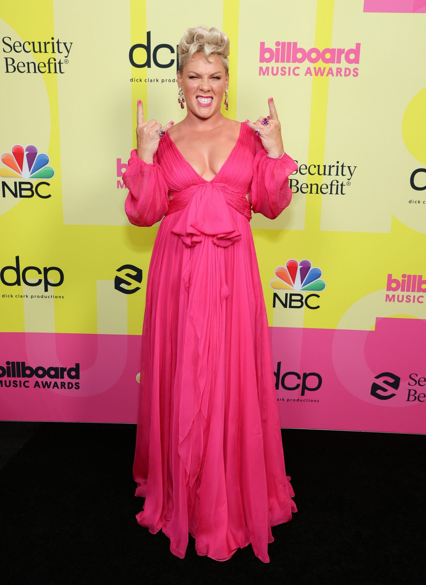 9 Of The Best Dressed Stars On The Billboard Music Awards Red Carpet Hellogiggles