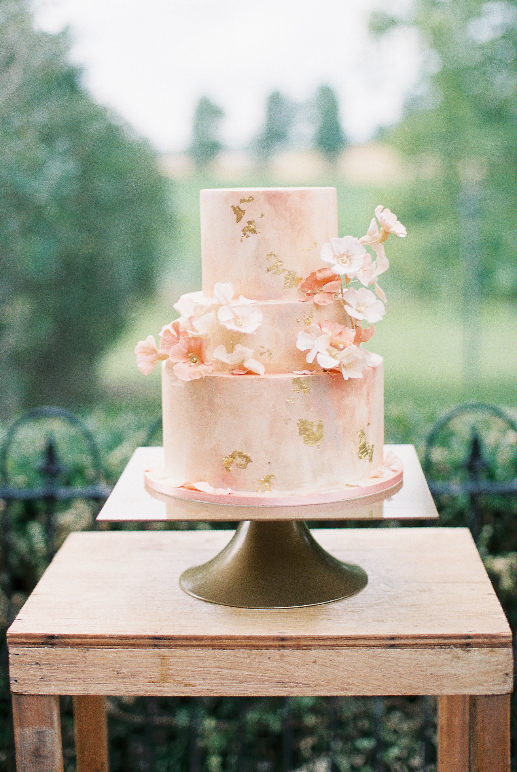 Wedding Cakes With Sugar Flowers That Look Incredibly Real