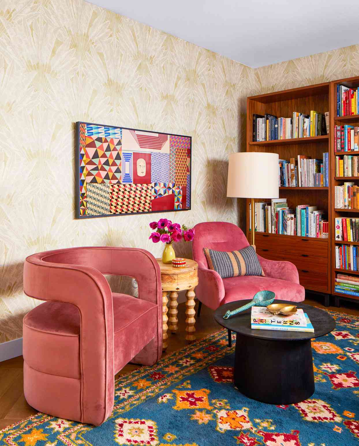 eclectic sitting room with modern art and pattern rug