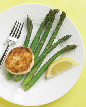 Steamed Asparagus with Warm Goat Cheese 