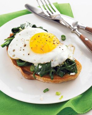 Easy Eggs Florentine with Baby Spinach and Goat Cheese 