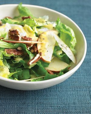 Quick Escarole Salad with Apples and Pecans 