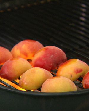 Grilled Peaches with Mascarpone and Honey 