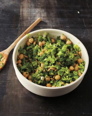 wk2-l-broccoli-chop-salad-001-mbd109440.jpg