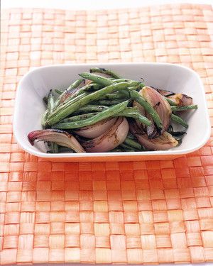Grilled Green Beans and Red Onion 