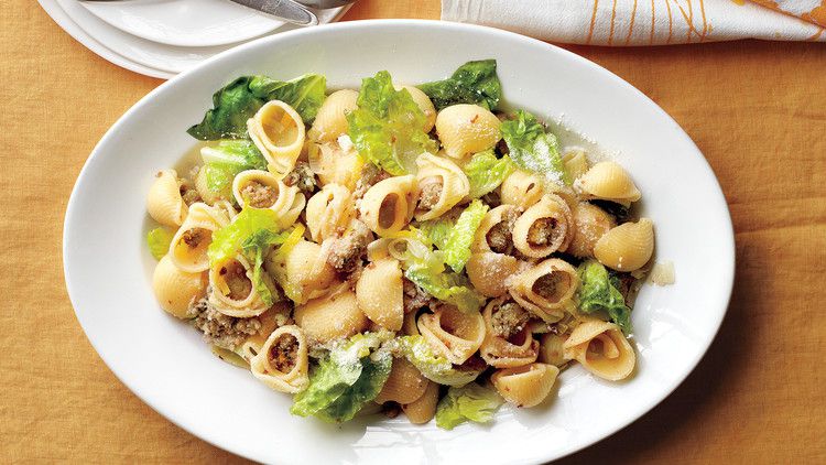 Pasta with Sausage, Leeks, and Lettuce 