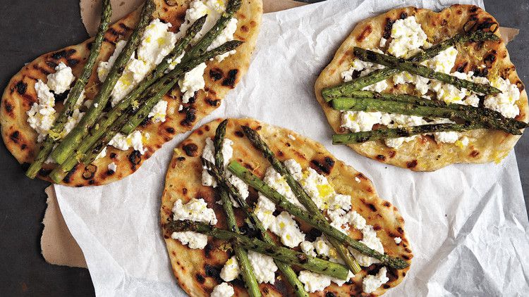 Grilled Asparagus and Ricotta Pizza 