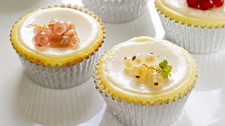 mb_1003_cheesecake_cupcakes_with_sour_cream.jpg