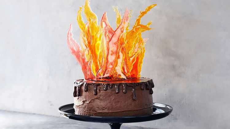 魔鬼地狱蛋糕配糖火焰和甘纳许