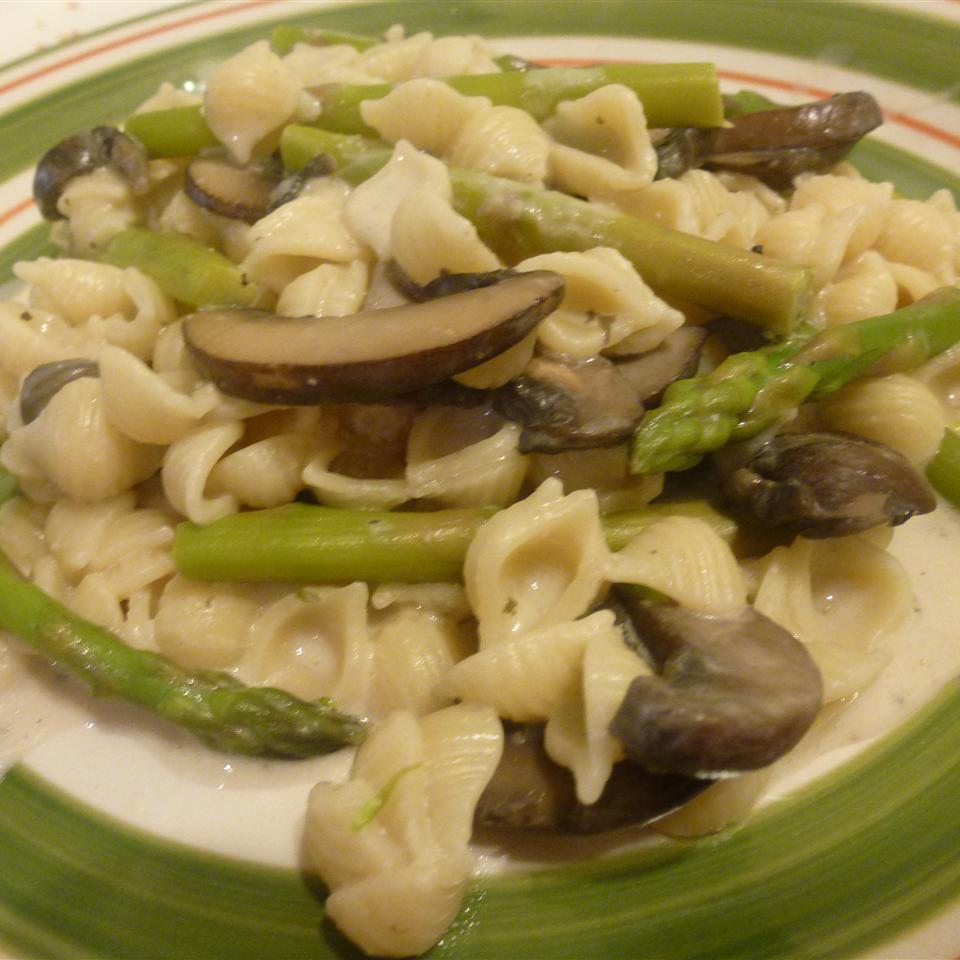 Pasta Shells with Portobello Mushrooms and Asparagus in Boursin Sauce 