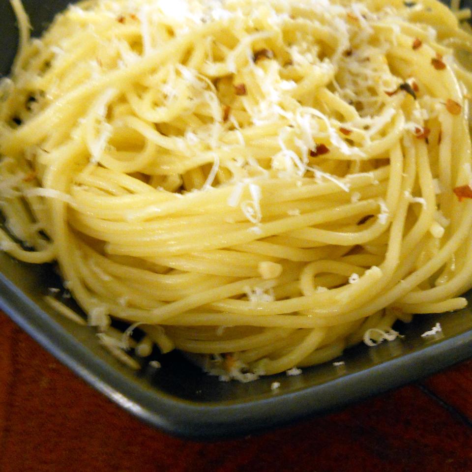 Thin Spaghetti with Garlic, Red Pepper and Olive Oil Rae