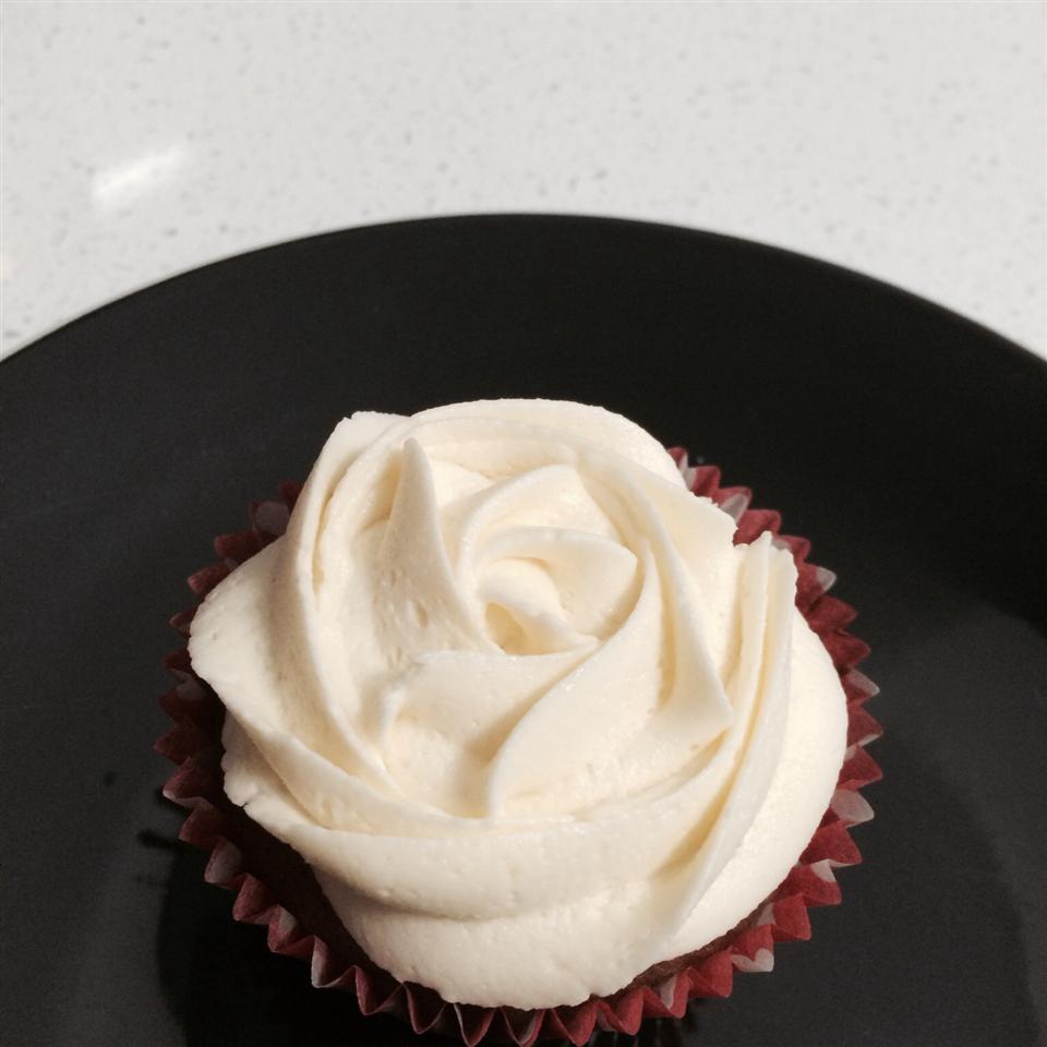 Quick and Almost-Professional Buttercream Icing neszka