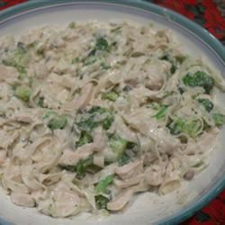 Creamy Chicken With Pasta and Broccoli 
