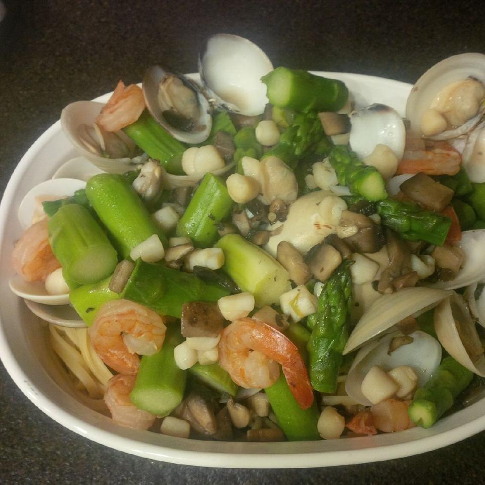 Seafood and Asparagus with Linguine 