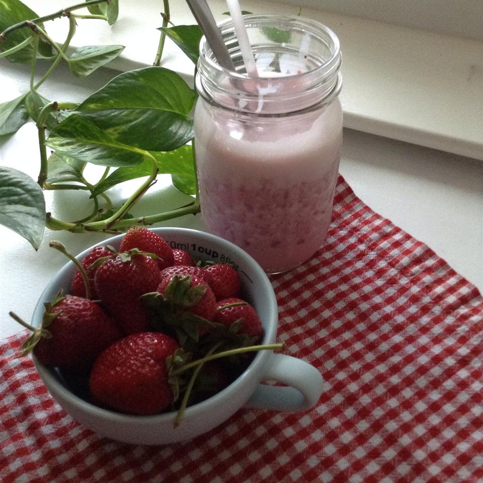 Delicious Healthy Strawberry Shake 