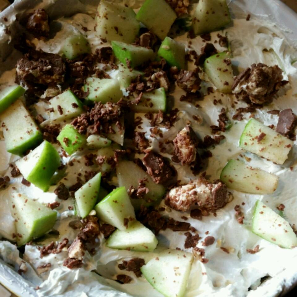 <p>Granny Smith apples and bananas face off with caramel-peanut candy bars, French vanilla pudding, and whipped topping.</p>
                          