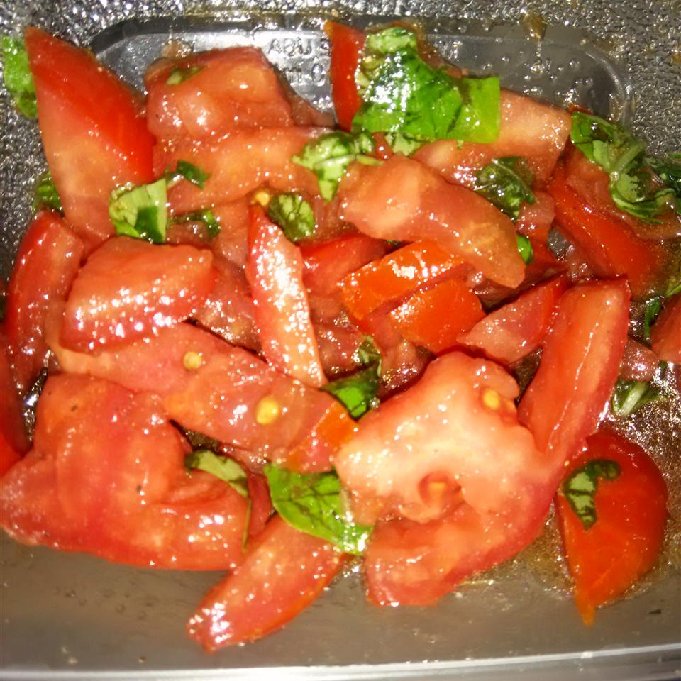 10-Minute Tomato Basil Salad SDAkami777
