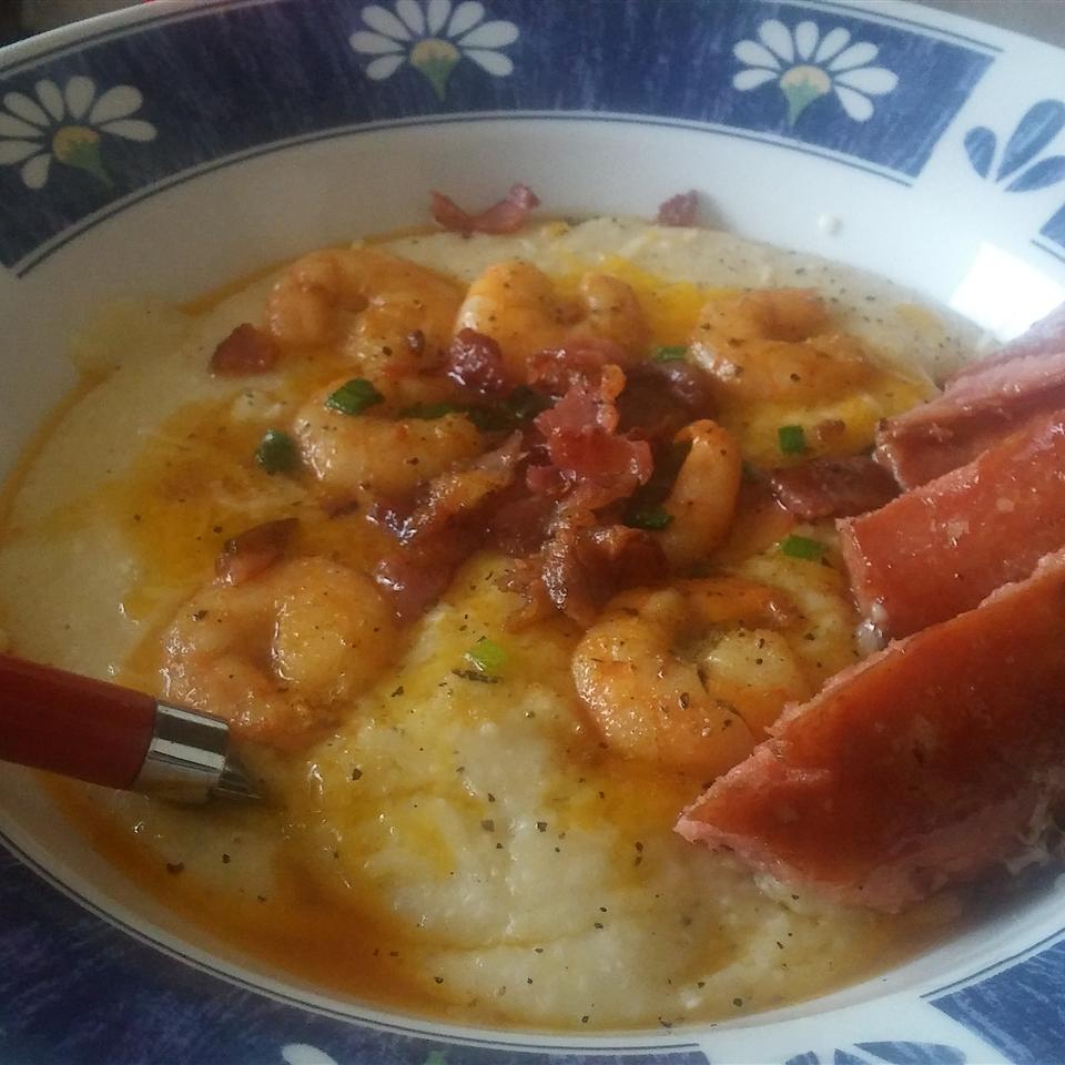 Garlic Cheese Grits with Shrimp 