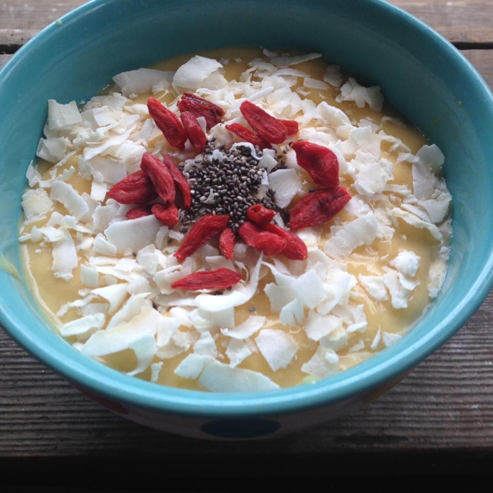 Smoothie Bowl with Mango and Coconut Lena