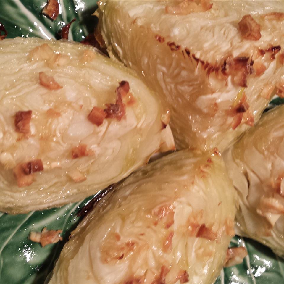 Garlic Loves Roasted Cabbage 