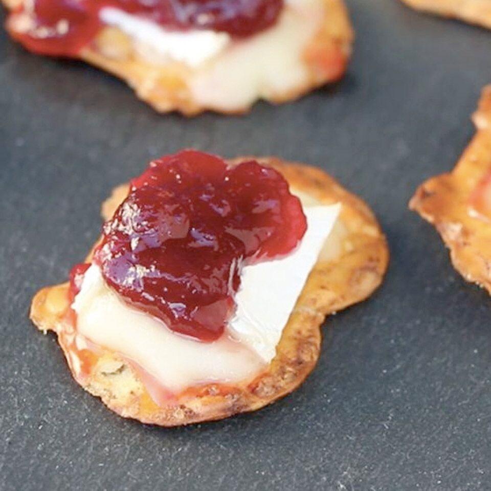 Cranberry-Brie Holiday Bites Snack Factory Pretzel Crisps