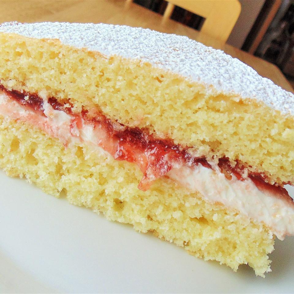 Classic Victoria Sponge Cake 