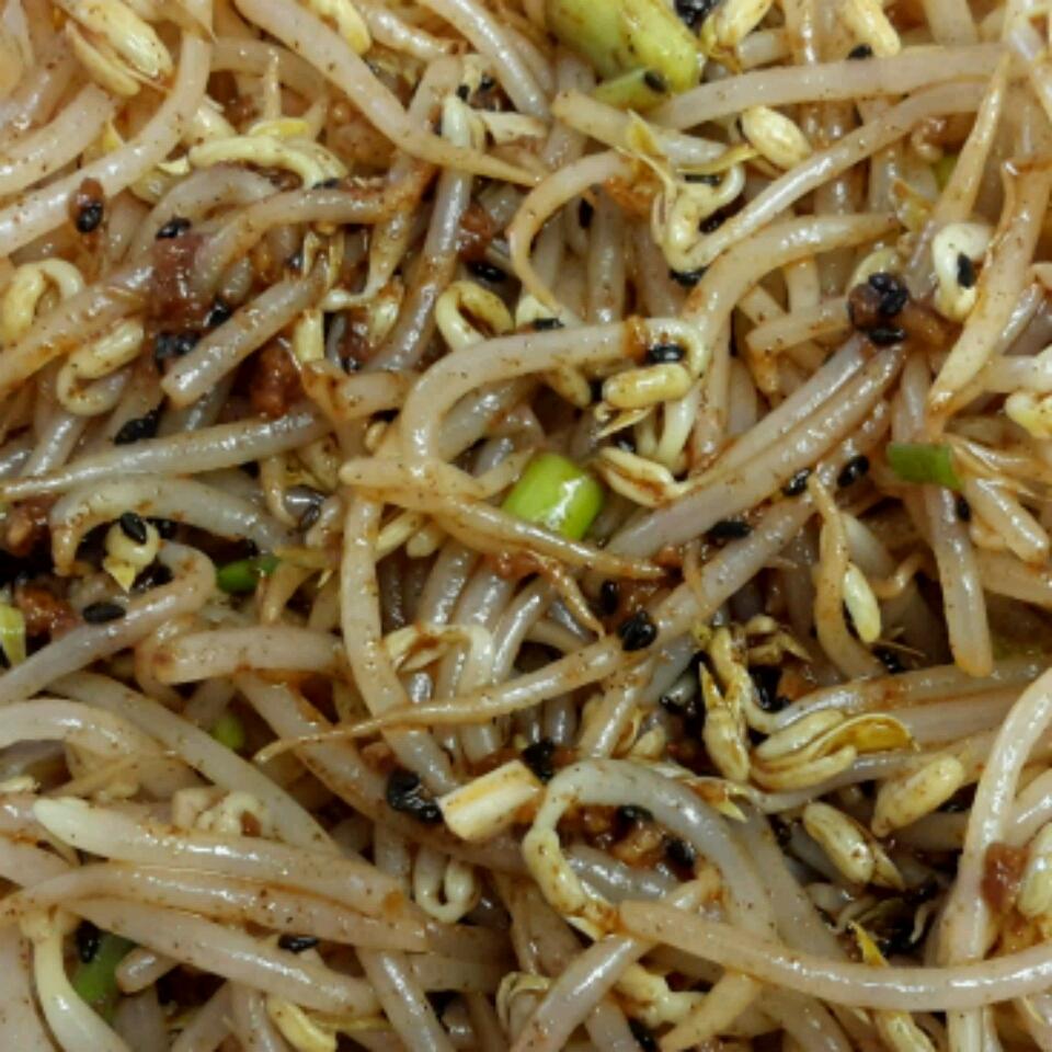 Kongnamool (Korean Soybean Sprouts) 