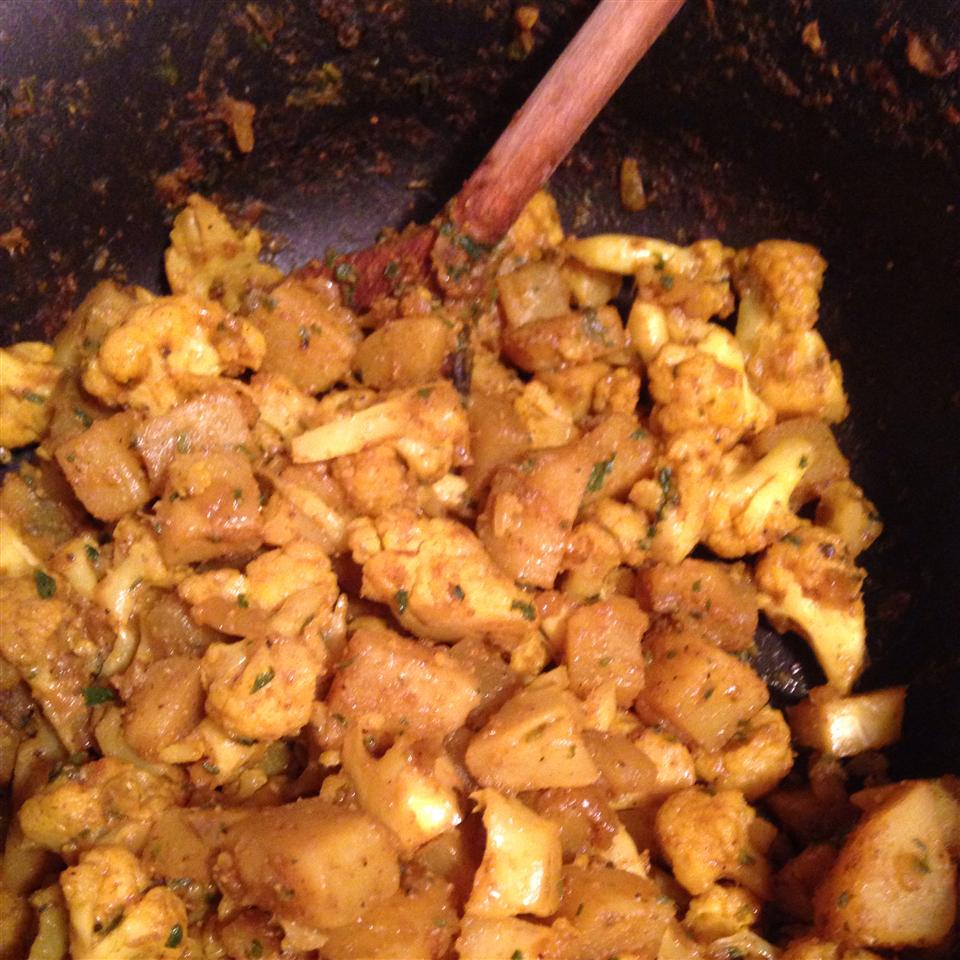 Gobi Aloo (Indian Style Cauliflower with Potatoes) 