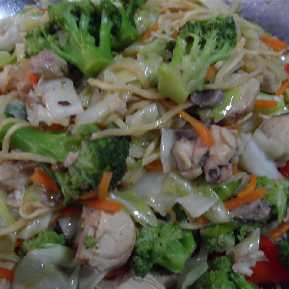 Ramen Noodle Stir-Fry with Chicken and Vegetables 